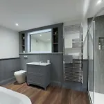 Exceptional 5 With Hot Tub Pickering