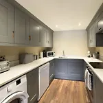 Exceptional 5 With Hot Tub * Pickering
