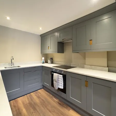 Exceptional 5 With Hot Tub 펜션 피커링