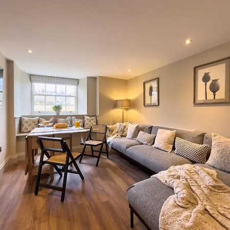 Exceptional 5 With Hot Tub 펜션 피커링