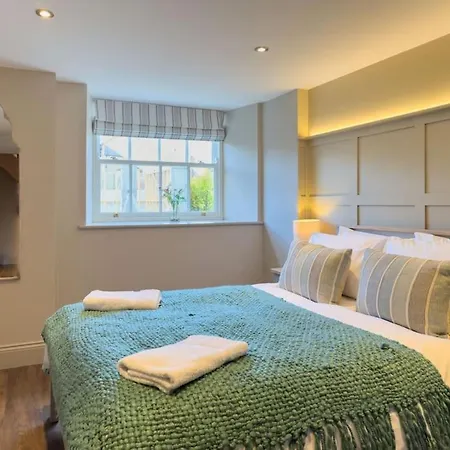 Exceptional 5 With Hot Tub * 피커링