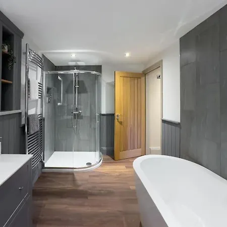 Exceptional 5 With Hot Tub 펜션 *