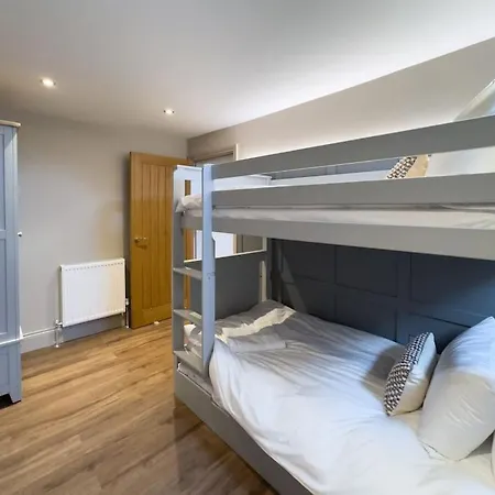 Exceptional 5 With Hot Tub * 피커링