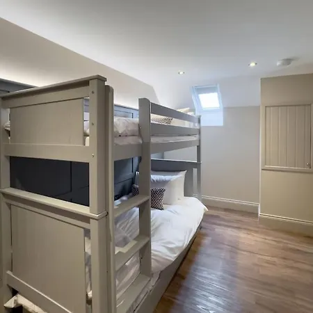 Exceptional 5 With Hot Tub 피커링