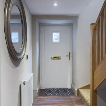 펜션 Exceptional 5 With Hot Tub 피커링