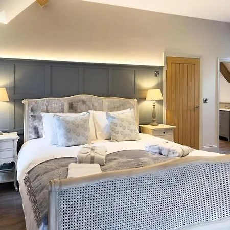 Exceptional 5 With Hot Tub 펜션 피커링