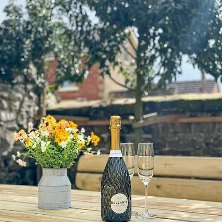 Exceptional 5 With Hot Tub 펜션 피커링