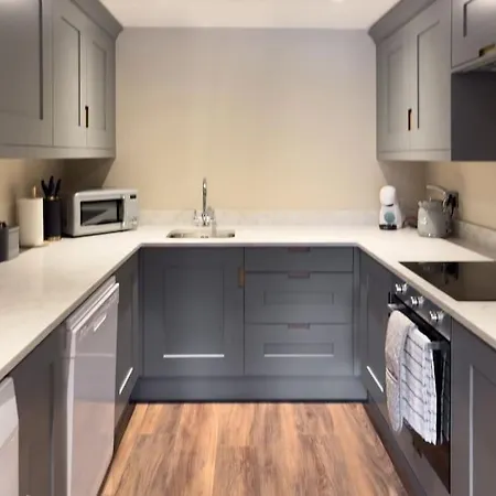 Exceptional 5 With Hot Tub 펜션