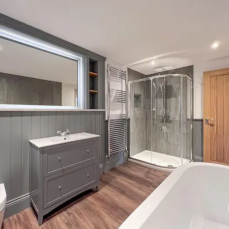 펜션 Exceptional 5 With Hot Tub 피커링