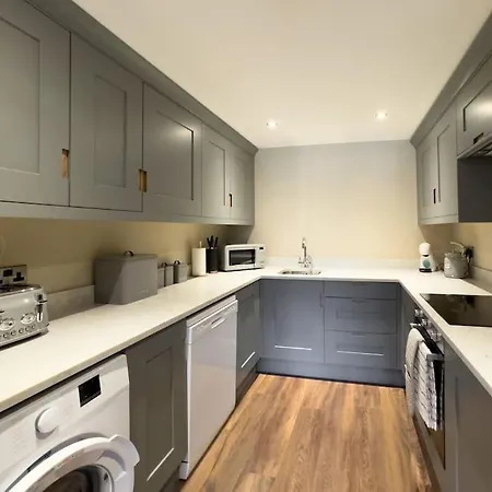 Exceptional 5 With Hot Tub * 피커링