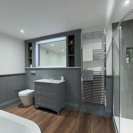 Exceptional 5 With Hot Tub פיקרינג